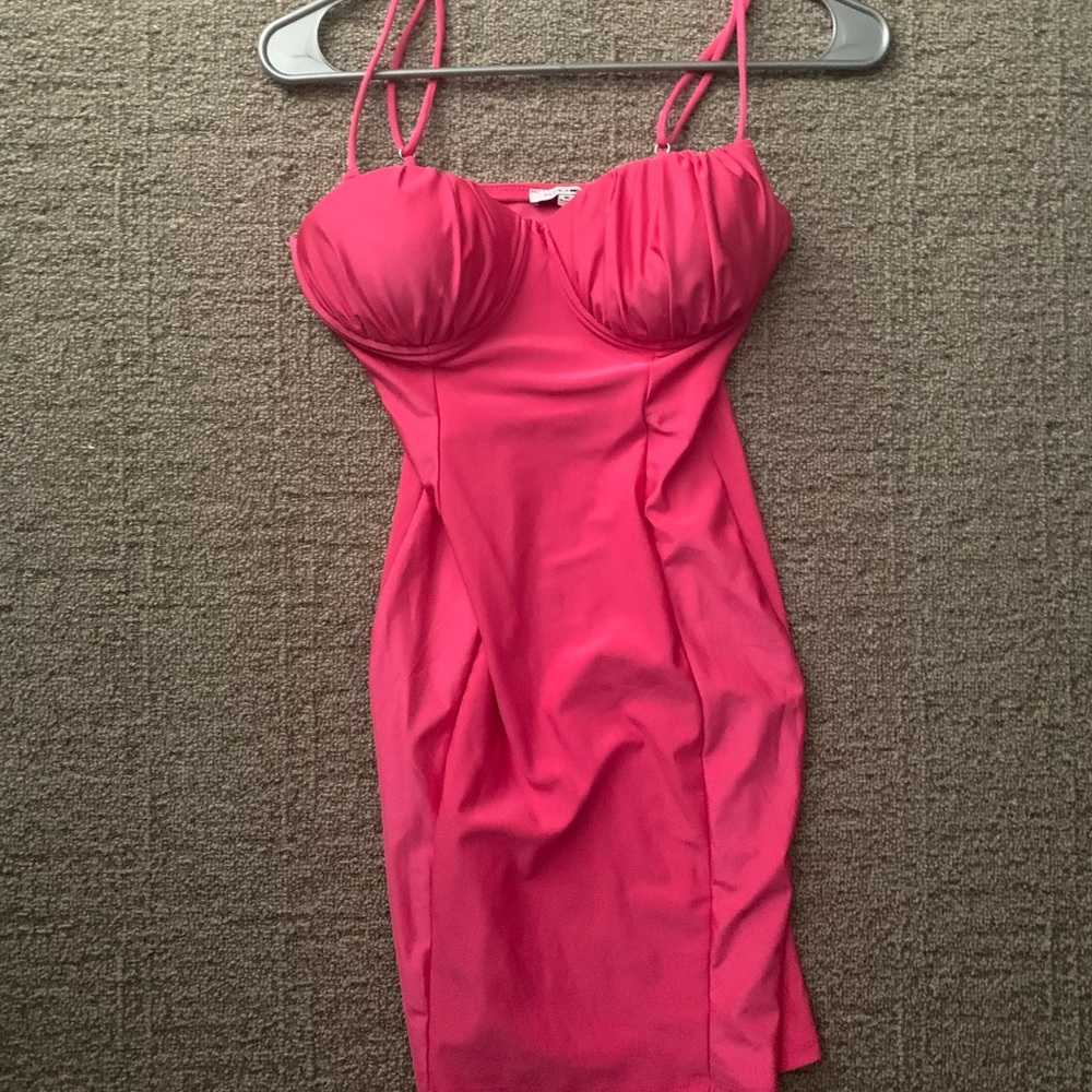 Mini dress…comes above the knee…slight stretch….worn once